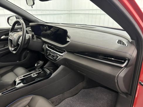 Used 2024 Buick Envista Sport Touring w/ Convenience I Package FWD image 33