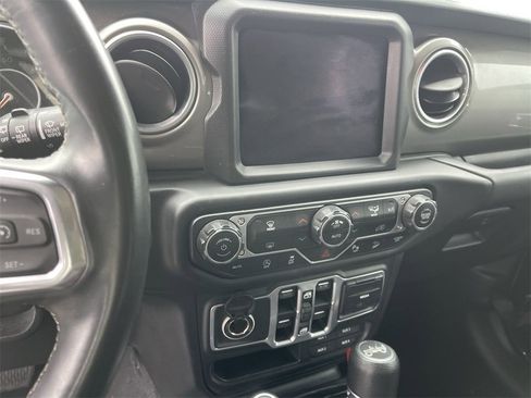 Used 2018 Jeep Wrangler Unlimited Sahara image 7