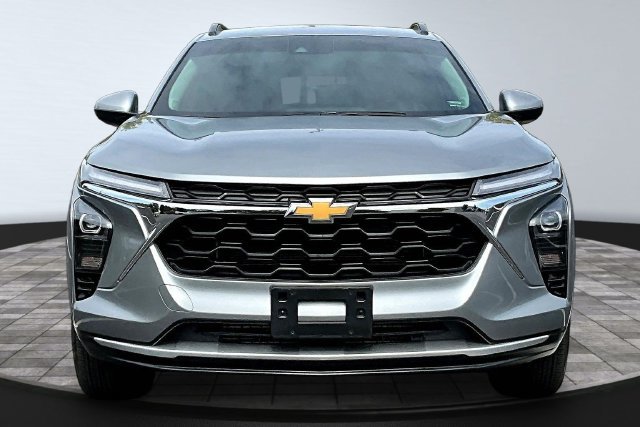 Used 2025 Chevrolet Trax LT w/ Driver Confidence Package FWD image 2