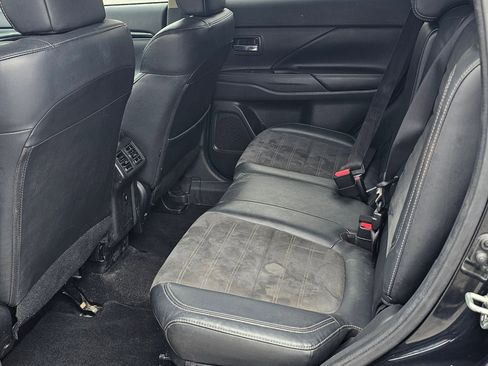 Used 2019 Mitsubishi Outlander AWD image 17