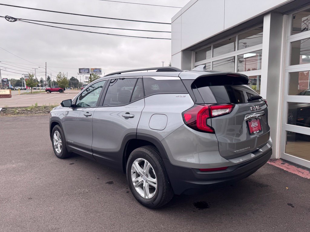 Used 2024 GMC Terrain SLE w/ Driver Convenience Package FWD image 3