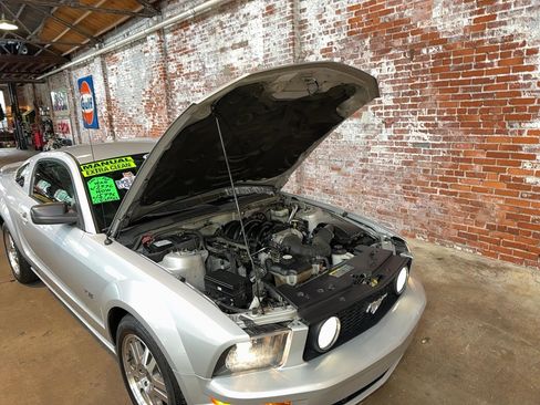 Used 2005 Ford Mustang GT RWD image 83