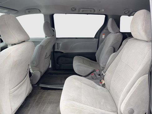Used 2018 Toyota Sienna LE w/ Carpet Mat Package FWD image 36