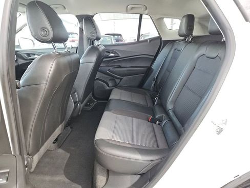 Used 2025 Chevrolet Trax LT w/ LT Convenience Package FWD image 17