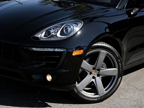 Used 2018 Porsche Macan Sport Edition AWD/4WD image 34