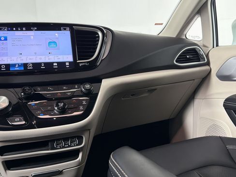 Used 2024 Chrysler Pacifica Touring-L FWD image 28