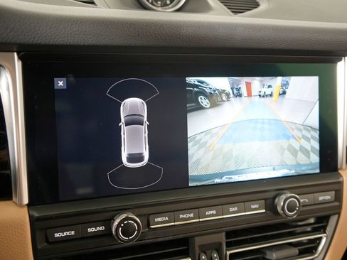 Certified 2021 Porsche Macan AWD/4WD image 33
