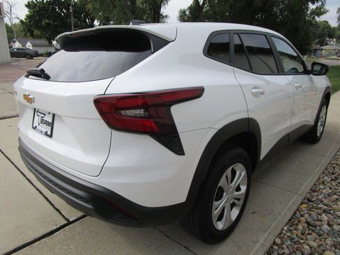 Used 2025 Chevrolet Trax LS image 7