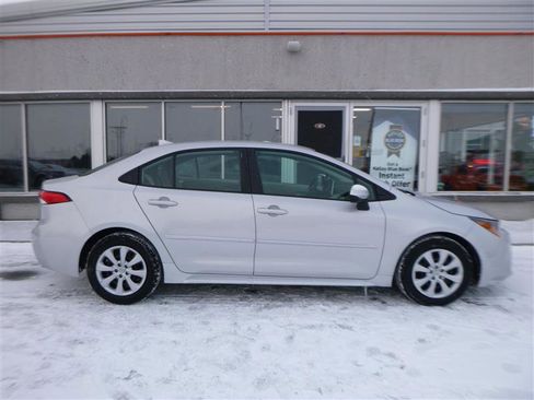 Used 2021 Toyota Corolla LE image 4