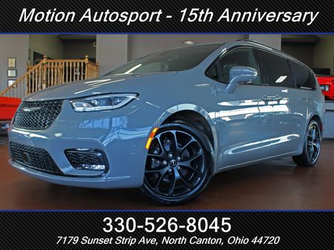 Used 2022 Chrysler Pacifica Limited w/ S Appearance Package image 1