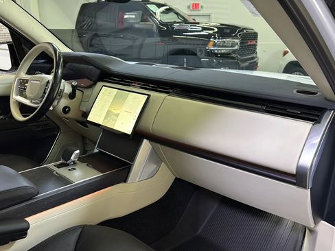 Used 2024 Land Rover Range Rover SE AWD/4WD image 19