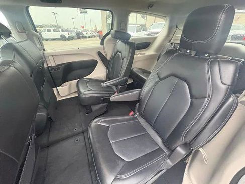 Certified 2024 Chrysler Pacifica Touring-L image 17