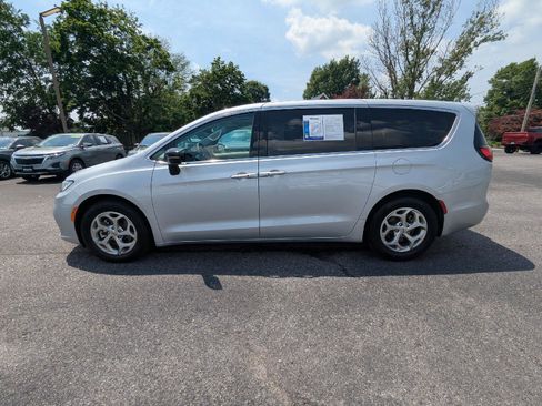 Used 2024 Chrysler Pacifica Limited FWD image 4