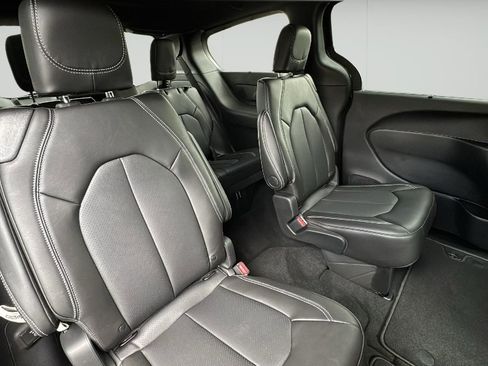 New 2025 Chrysler Pacifica Select w/ Uconnect Theater Family Group image 28