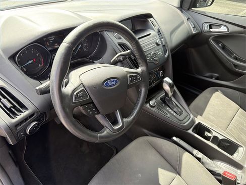 Used 2016 Ford Focus SE w/ SE Sport Package image 11