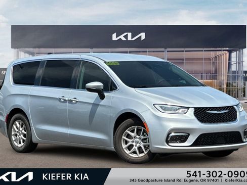 Used 2023 Chrysler Pacifica Touring-L FWD image 1