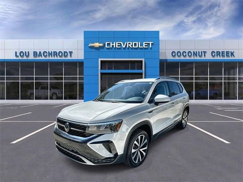 Used 2024 Volkswagen Taos SE image 4