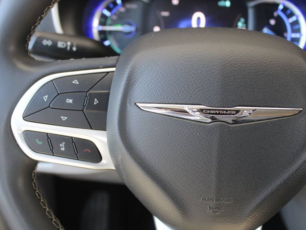 Used 2023 Chrysler Pacifica Touring-L FWD image 27