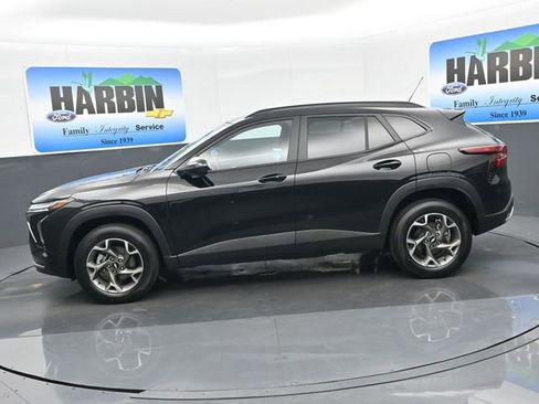 Used 2025 Chevrolet Trax LT w/ LT Convenience Package image 2