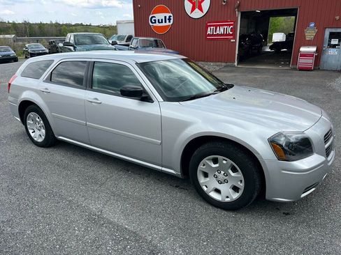 Used 2005 Dodge Magnum SE RWD image 2
