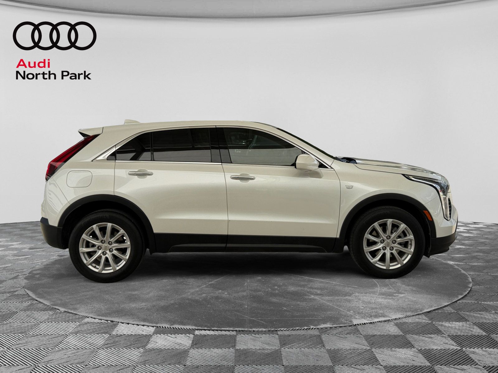 Used 2023 Cadillac XT4 Luxury w/ Cold Weather Package FWD image 6