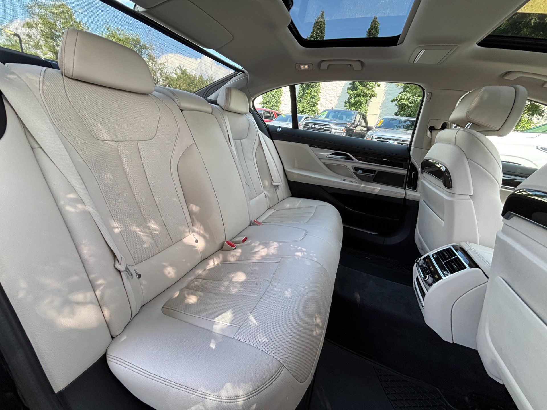 Used 2021 BMW 740i RWD image 39