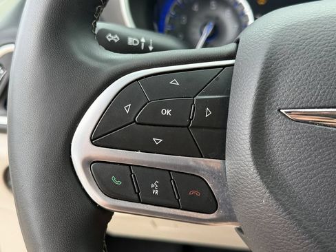 Used 2024 Chrysler Pacifica Touring-L FWD image 16