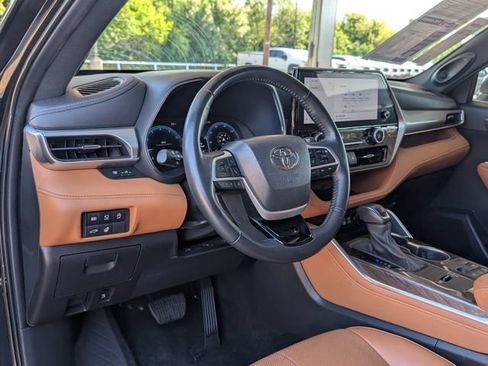 Used 2024 Toyota Highlander Platinum FWD image 4
