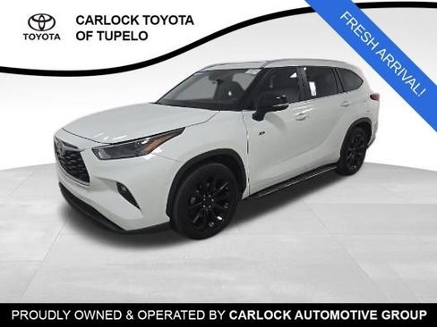Used 2023 Toyota Highlander XLE FWD image 1