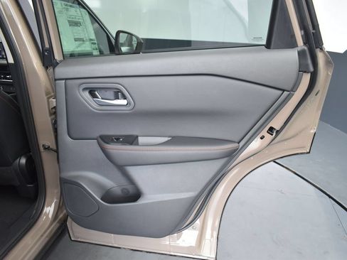 Used 2025 Nissan Rogue SV AWD/4WD image 11