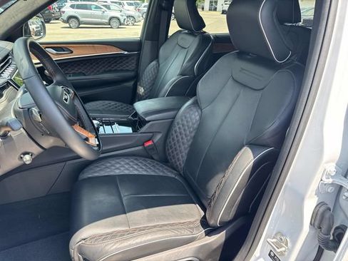 Used 2025 Jeep Grand Cherokee L Summit AWD/4WD image 27