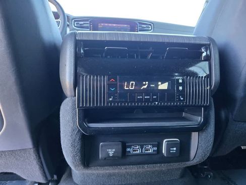 Used 2024 Jeep Wagoneer L Series II w/ Flexible Seating Group AWD/4WD image 13