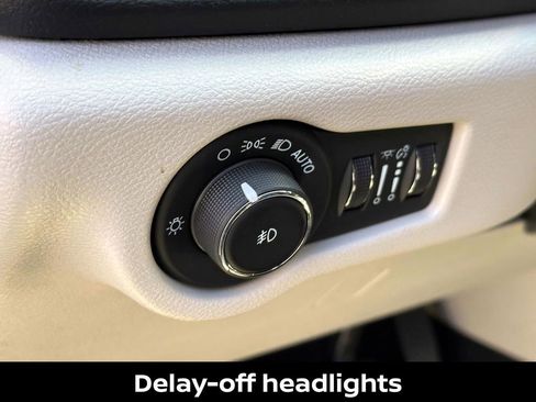 Used 2023 Chrysler Pacifica Touring-L image 24