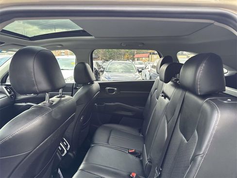 Used 2021 Kia Sorento S w/ Panoramic Sunroof Package image 12