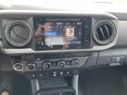Used 2018 Toyota Tacoma TRD Off-Road w/ Technology Package AWD/4WD image 18