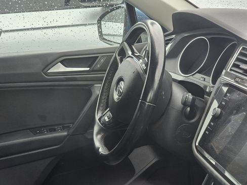 Used 2019 Volkswagen Tiguan SE AWD/4WD image 16