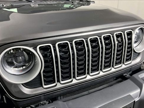 Used 2025 Jeep Wrangler Unlimited Sahara AWD/4WD image 31