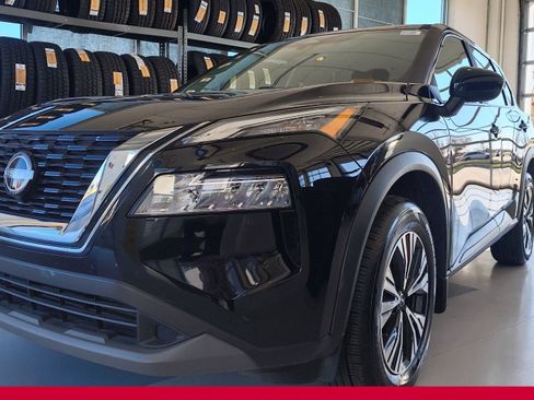 Used 2023 Nissan Rogue SV image 2