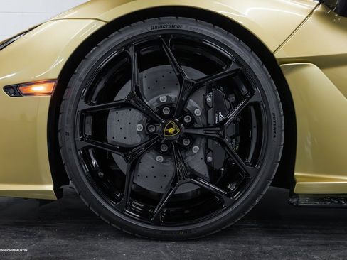 Used 2025 Lamborghini Revuelto image 8