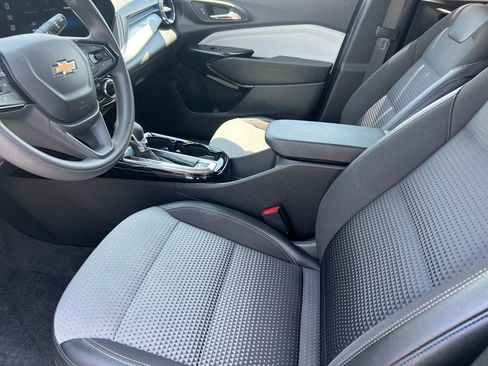 Used 2025 Chevrolet Trax LT FWD image 9