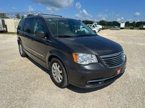 Used 2015 Chrysler Town & Country Touring FWD image 4