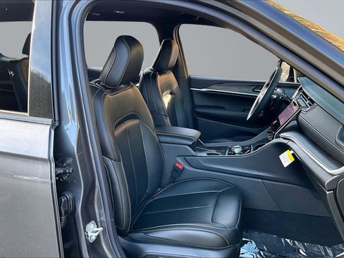 New 2025 Jeep Grand Cherokee L Limited image 8