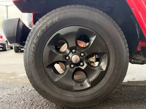 Used 2014 Jeep Wrangler Unlimited Sahara w/ Max Tow Package image 9