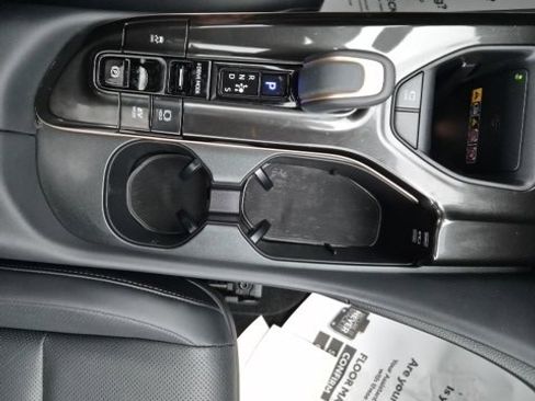 Used 2025 Toyota Crown Signia w/ Advanced Technology Package image 25