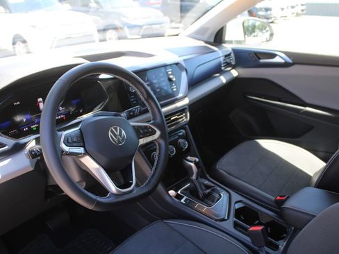 Used 2023 Volkswagen Taos SE w/ Panoramic Sunroof Package FWD image 23