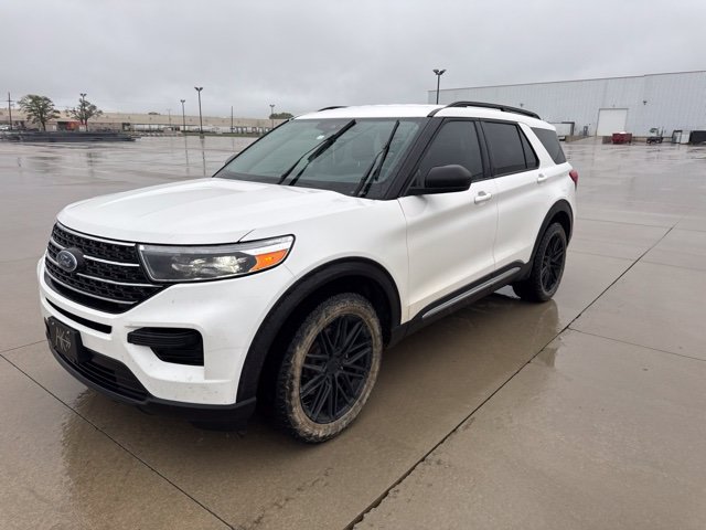 Used 2023 Ford Explorer XLT AWD/4WD image 2