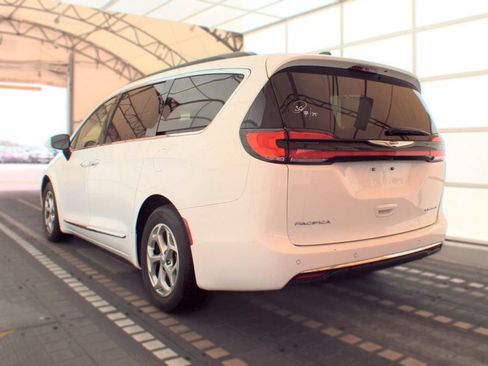 Used 2023 Chrysler Pacifica Limited FWD image 4