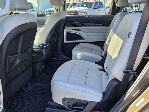 Used 2023 Kia Telluride EX w/ EX Captain's Chair Package image 11