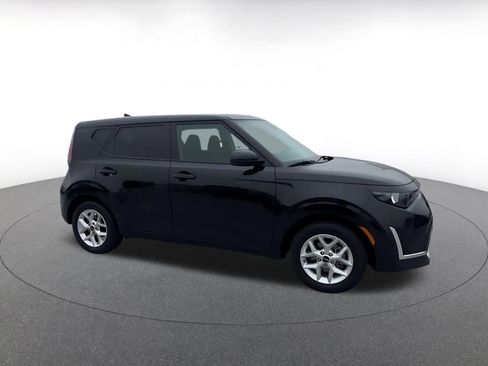 Used 2025 Kia Soul LX w/ LX Technology Package image 2