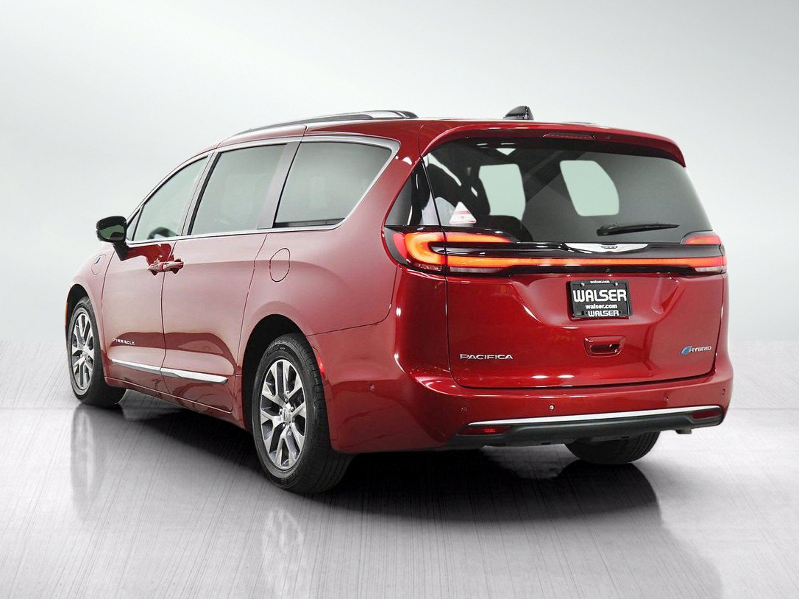 Used 2025 Chrysler Pacifica Pinnacle FWD image 3